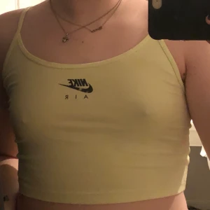 Gult sportigt Nike linne - Ett sportigt linne från Nike köpt här på plick. Har knappt kommit till användning sen det köptes. Frakt 49kr eller mötas i Malmö/Lund går bra.