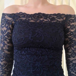  - Jätte fin marinblå långärmad i spetts😍😍 super fint skick och passar även dig som bär XXS!! Du som köpare står för frakten ❤️❤️