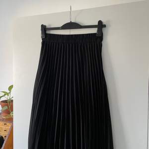 Superfin svart kjol från Monki i storlek S. Använd sparsamt ett fåtal gånger så den är som ny! Frakten ingår i priset 😊🌱😍