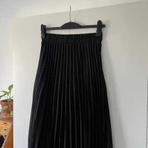 Monki-kjol i nyskick! - Superfin svart kjol från Monki i storlek S. Använd sparsamt ett fåtal gånger så den är som ny! Frakten ingår i priset 😊🌱😍