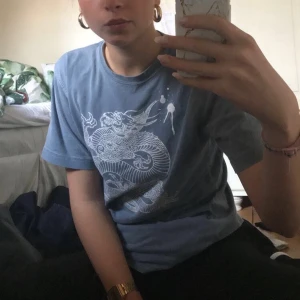 Tisha med 🐉  - Fin kall naturblå 💙