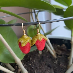 Hemmagjorda jordgubbs örhängen  - Gjorda med polymer lera, lätta små och billiga! 