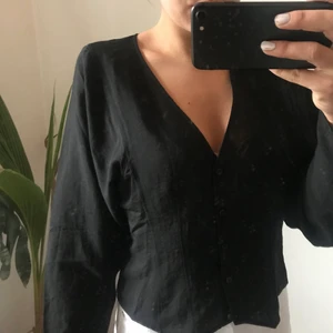 Blus från & other stories - Fin svart blus från & other stories nyskick. Tappat bort kvitto och insåg jag har många liknande så vill därför sälja. Prislapp kvar på. Superfin med svarta sömmar i figurform så den ser slim ut med lite större armar. Resor i ryggen som drar in blusen där. Sitter därför väldigt fint. Nypris 590 kr säljer för 250