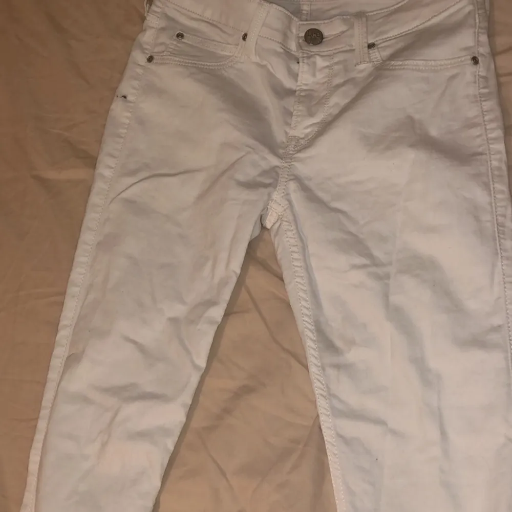 Säljer dessa Lee jeans eftersom dem blivit försmå. Storlek W26/L31 sitter riktigt bra över låren och rumpan. Dem har även varsin dragkedja på vardera ben. Använda ett fåtal gånger. Frakten blir 44kr🙂. Jeans & Byxor.