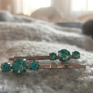blå ”diamant” hårspännen 🦋 vid köp av 3 och fler smycken får du alltid gratis frakt🐚