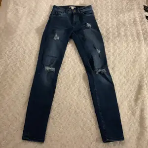 Slitna mörkblåa jeans från H&M i storlek 32 💙💙 Tight passform 👖 Säljer pga att dem är för små. Jeansen är i fint skick och är använd fåtal gånger 😊 Samfraktar gärna med andra plagg och betalning sker via Swish <33