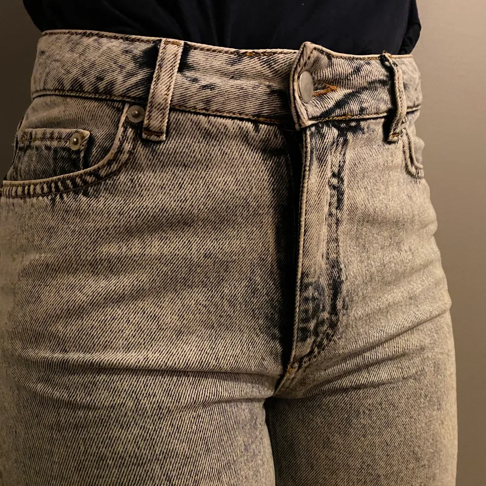 Ett par ljusblåa jeans med mörkare detaljer nere vid fötterna. Endast använd 2 gånger så i väldigt fint skick❤️😍. Jeans & Byxor.