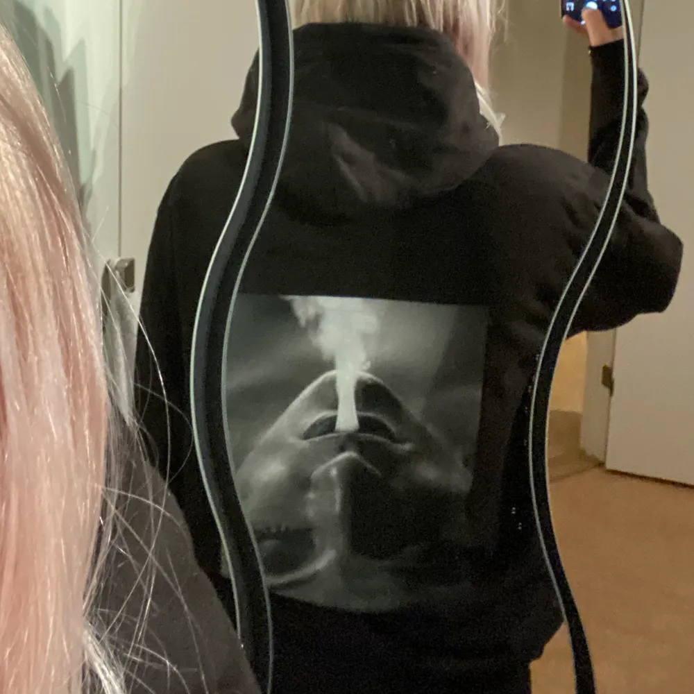 Snygg hoodie med tryck på ryggen. Storlek M. Säljer för 350k💞💫. Tröjor & Koftor.