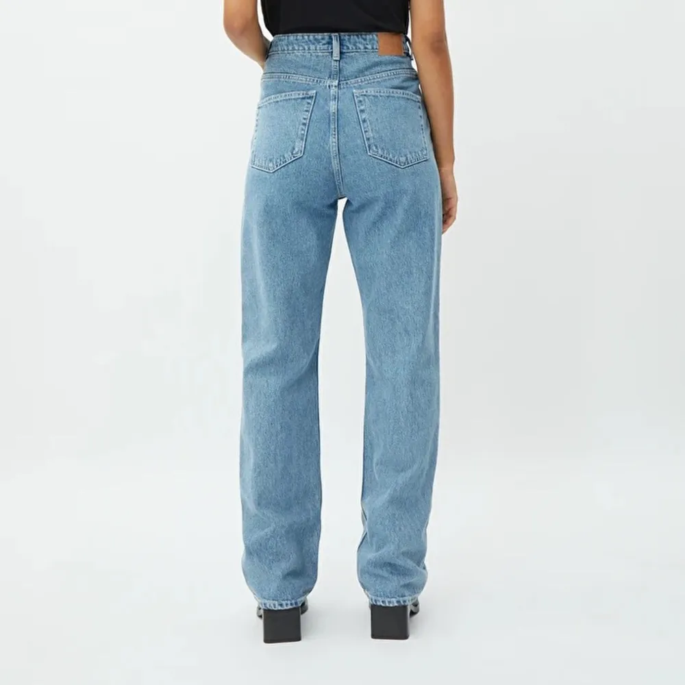 Inprincip oanvända jeans från weekday i modellen rowe<33 storlek 26/30 , passar mig som är S. Jeans & Byxor.