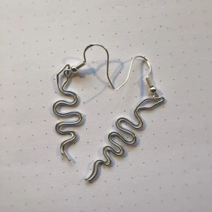 Snake örhängen - Ett par fina oanvända örhängen formade som ormar, tar swish och kan posta eller mötas upp i Stockholm.