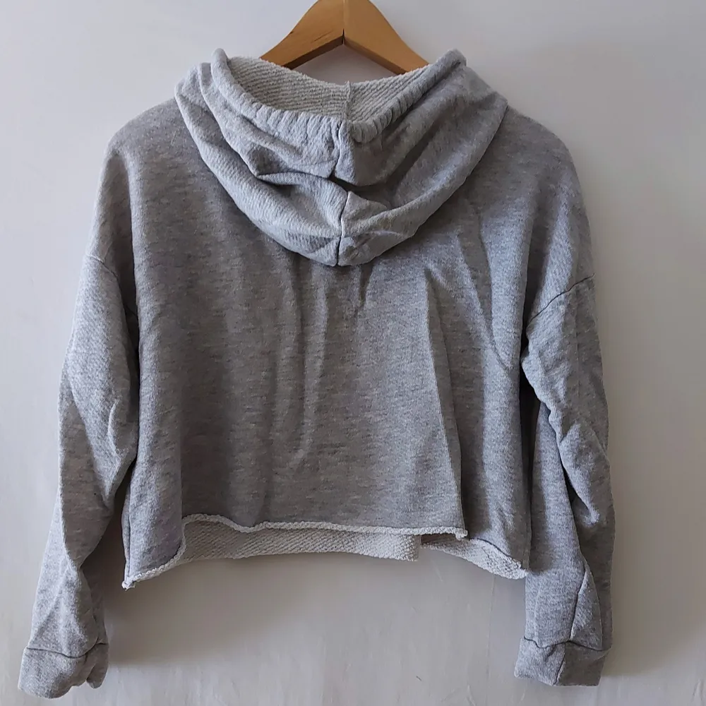 Kort hoodie I tunn bomull från Asos, använd 2 gånger. . Hoodies.