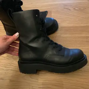 Chunky boots i jättefint skick, använda fåtal gånger. Dragkedja på insidan av skorna.