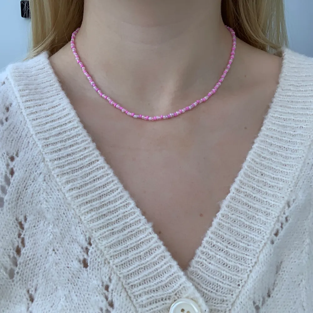 Rosa pärlhalsband med små pärlor💞💫⭐️💕🤩 halsbandet försluts med lås och tråden är elastisk . Accessoarer.