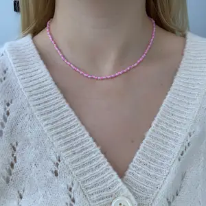 Rosa pärlhalsband med små pärlor💞💫⭐️💕🤩 halsbandet försluts med lås och tråden är elastisk 