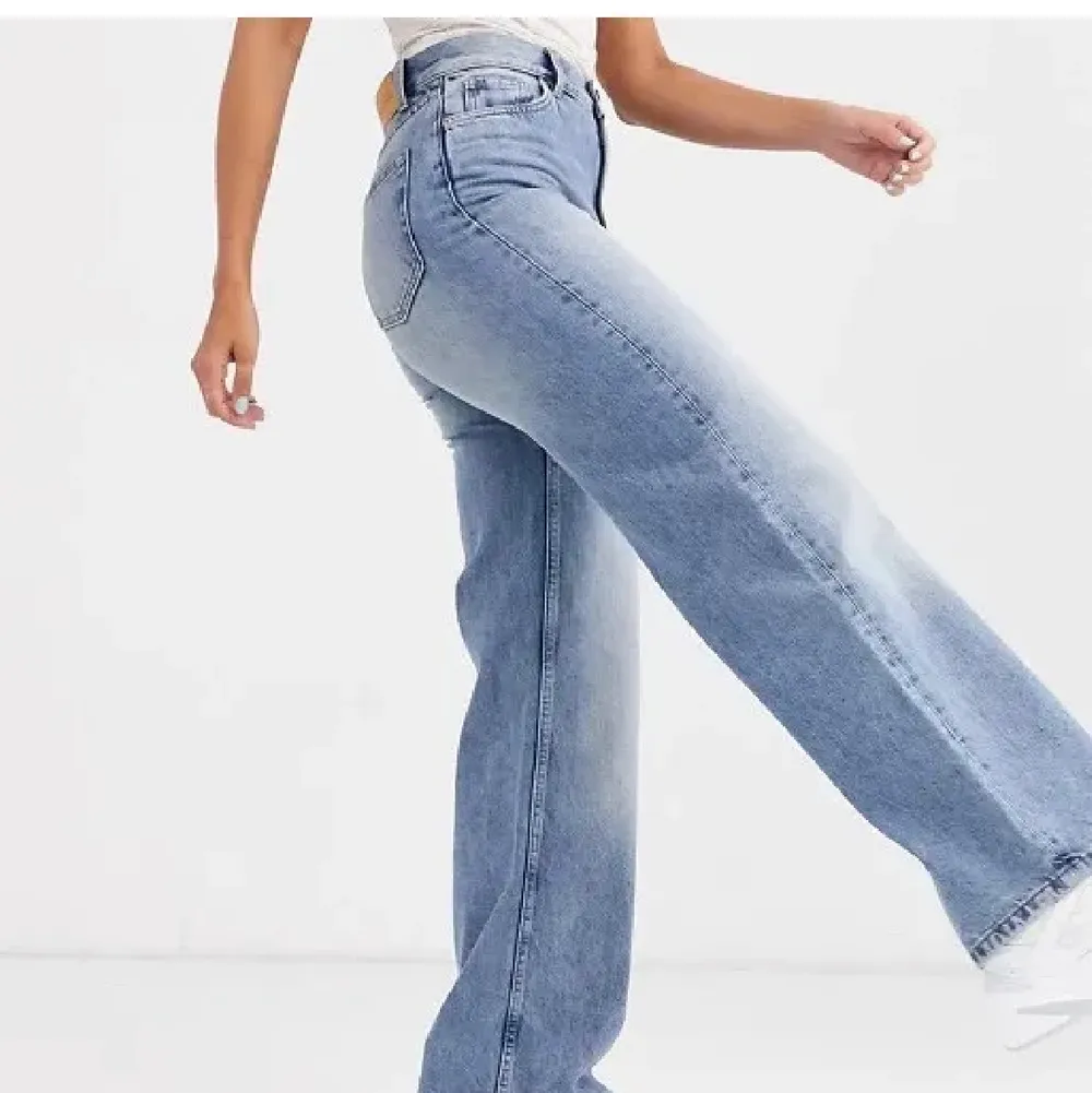Mycket fint skick! Säljes pågrund av att dem tycär inte passar mig och köpte ett par andra liknande! Storlek M. Jeans & Byxor.