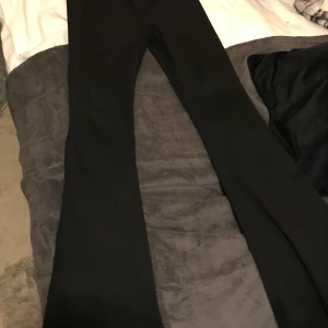 Svarta DrDenim jeans bootcut - Svarta bootcut jeans, säljer för att jag inte använder dom något . I nyskick , knappt använda