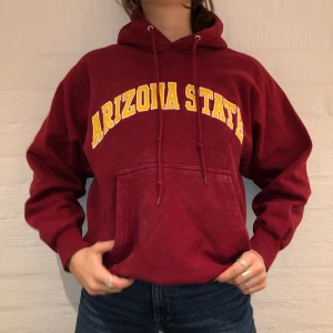 Vintage Hoodie Arizona State - Vi säljer denna vinröda Arizona State College hoodie för 249kr. Den är i storlek XS men passar mer som en S. Personen på bilden är 175 och brukar ha på sig S/M. Hoodien har lite defekter så vi skickar bild vid intresse av köp. Kontakta oss på Plick eller vår Instagram @wanderetro. Om flera visar intresse blir det budgivning. Köparen står för spårbar frakt på 66kr.🤍