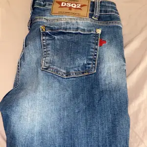 Dsq jeans i storlek 30 vilket motsvarar S-M , fint skick 
