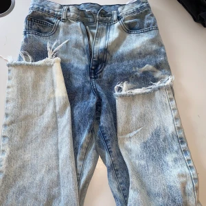 Jeans - Säljer ett par jeans, 2 år gamla, blekte en gång. Sitter bra vid röven/ midjan. 