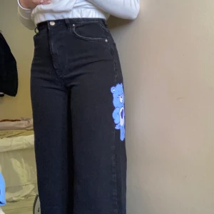 Björn målade jeans slutsålda 36 - Helt nya slutsålda jeans i storlek 36 som inte går att få tag på, lite små på mig som vanligtvis har 36/38 men tror de skulle passa en 34 också då de inte går ut sig något. Har ett likadant par i 38 som jag älskar och får massa komplimanger av, köpte dessa till en kompis men de va för små. De är långa på mig som är 160 men går lätt att klippa av eller vika upp, passar någon upp till 175 skulle jag säga!💓 bud från 500<33