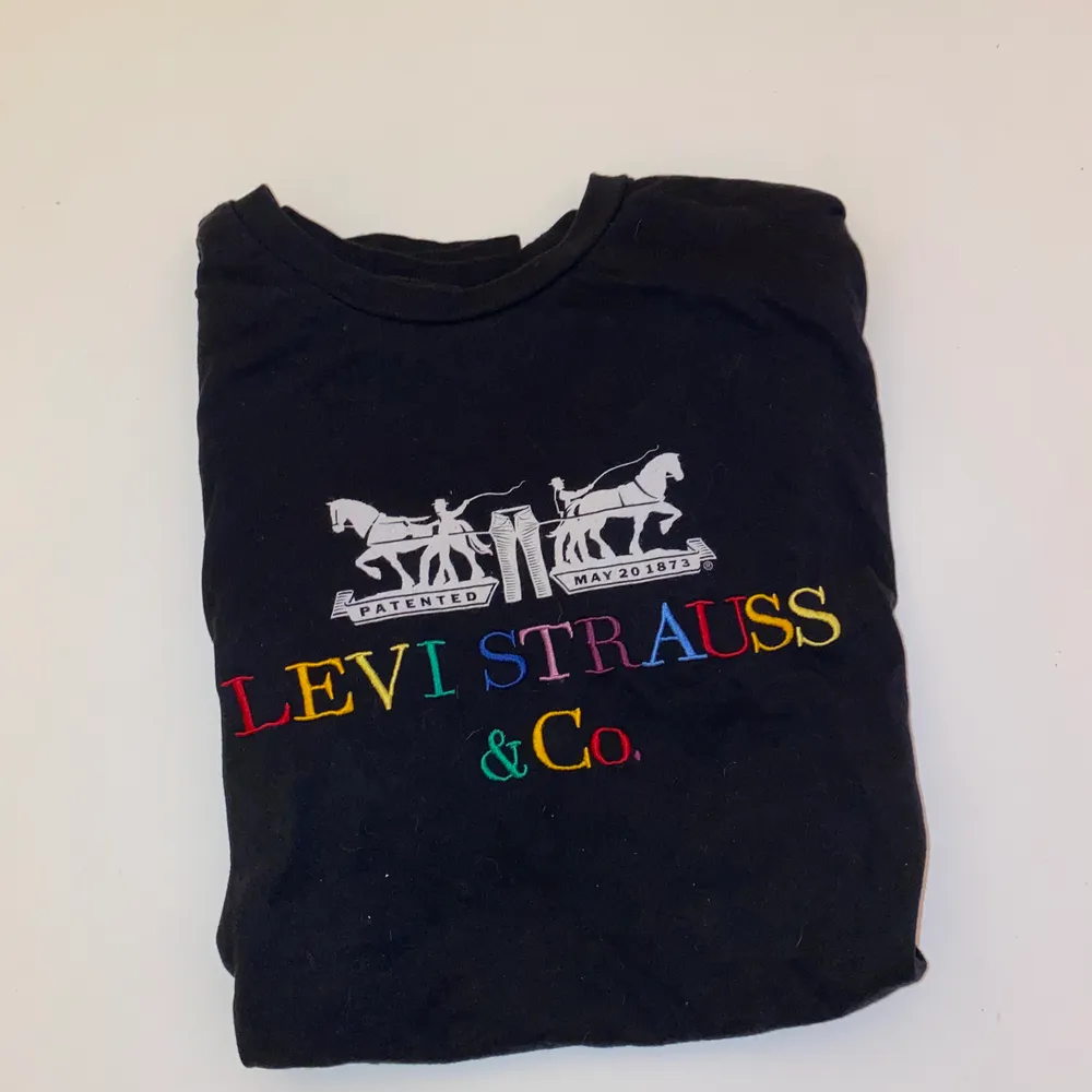 Fin Levis tröja, använd men i väl skick!. T-shirts.