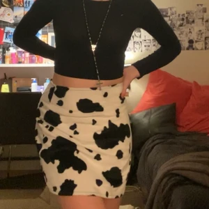 Ko mönstrad kjol - Ko mönstrad kjol i storlek S men den kanske skulle passa M om man har en liten midja. Den är mjuk med Tunnt fluff på. Miniskirt för den är ganska kort.