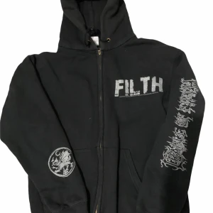 fruit of the loom print zip hoodie  - nuvarande bud 320 skitsnygg fruit of the loom hoodie med snygga  prints! Trycken är i en silvergrå färg. Bra skick! Passar S unisex Fraktar eller möts upp Buda med minst 20 över!