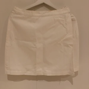 Omlottkjol - Fin omlottkjoli jeans. Finns en liten fläck i linningen (se sista bilden). Frakt tillkommer på 66kr. Skickar alltid spårbart om inget annat önskas💗