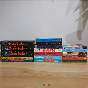 Böcker! - En go blandning av böcker som jag tyvärr inte har plats för längre. Har enskilda annonser för några av dem men lade upp såhär också för enkelhetens skull! Majoriteten är på engelska, några på svenska. Alla är i fint skick och är lästa max 1 gång. Säljes styckvis, vänster hög 90:-, mitten 55:- och höger 20:-. Frakt beror på hur många man köper 👏