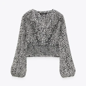 Djurmönstrad topp från zara - Säljer denna superfina topp med djurmönster från zara. Har aldrig använt och den har därmed inga skador alls. Skriv om ni vill ha flera bilder eller liknande. Köparen står för frakten