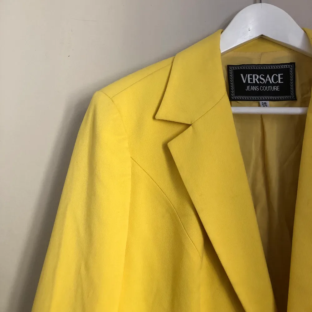 Versace kavaj. saknar en knapp. Vintage. Super fin modell, skriv för fler bilder❤️. Kostymer.