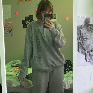 Unik Ramirent tjocktröja med halvdragkedja!! - Jättecool och unik grå tjocktröja från ramirent, halvdragkedja och fickor på båda sidor med dragkedja! Storlek XL, köpt second hand och använd en gång av mig. Inga fel på den. 60kr + 72kr frakt = 132kr totalt!