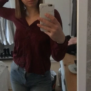 Kofta  - Vinröd söt kofta med stora knappar 