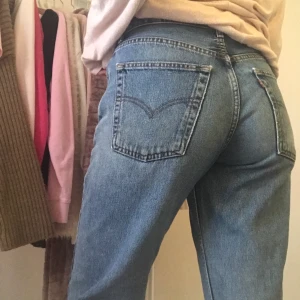 Levis jeans - Jätte balla raka baggy vintage Levis jeans. Är herr jeans men passar lika bra på en tjej. Midjan är mellan hög och byxorna stängs med 4 knappar. På en knät sitter en jeans lapp som jag sytt dit själv. Byxorna är jätte långa, jag är 1,80 och dom går det över foten på mig 
