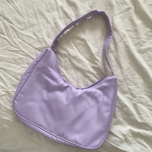 Monki shoulder bag - Säljer helt ny väska från Monki pga används ej. Nypris 180kr, säljer för 100kr + frakt 