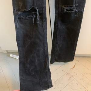 Svarta raka jeans med hål på knäna i storlek 36 från Gina Tricot