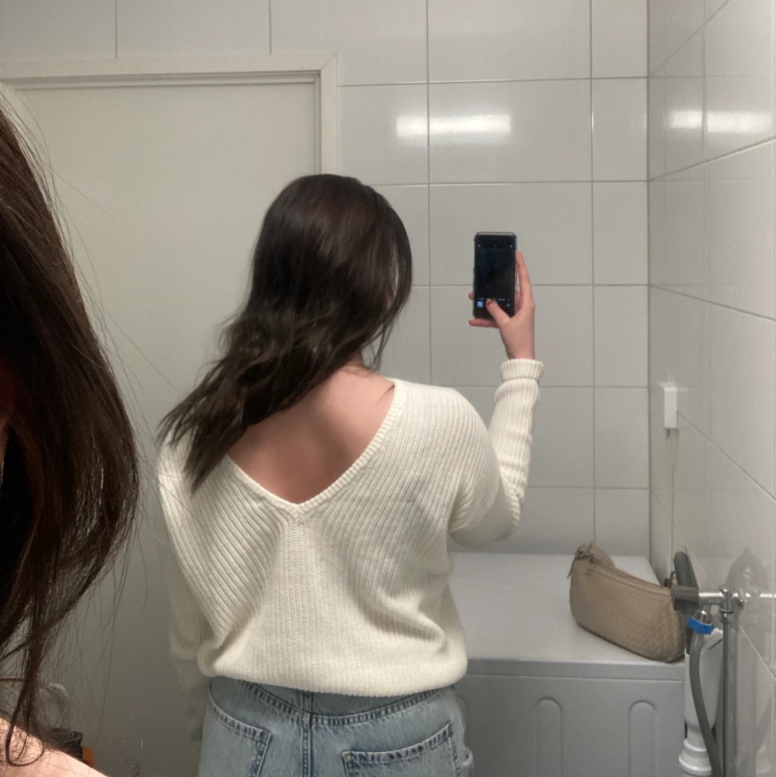 Vit stickad tröja med ”öppen” rygg