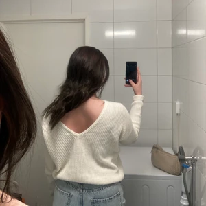 Vit stickad tröja med ”öppen” rygg - En stickad tröja från NA-KD. I fint skick🤍