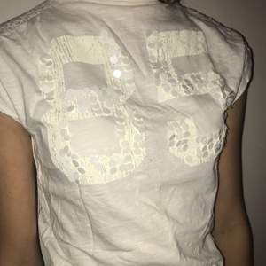 Fin vit t-shirt med tryck från Tommy Hilfiger! Pris kan diskuteras, hör av dig vid frågor/intresse💖