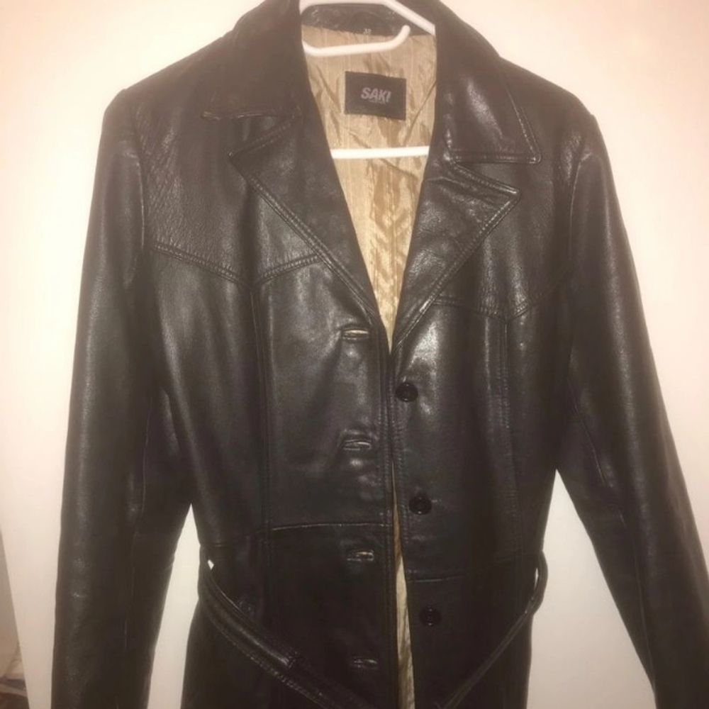 The perfect leather jacket, in great shape. Comes with inner locket. Possible to use the belt that comes with it. . Jackor.