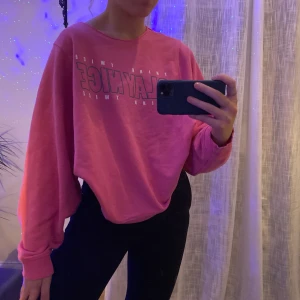 Sweatshirt  - Säljer denna asballa rosa sweatshirt från Bikbok. Har klippt av halskragen, fråga gärna om bild närmare!🤗 den har ett tryck med ”slay nice” på och sitter skönt och snyggt oversized på mig som vanliga fall har S