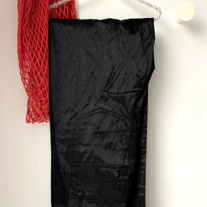 Helt nya snygga byxor🥰 - Säljer dessa byxor som är helt nya från & other stories som jag inte hann lämna tillbaka☺️ som de hade varit någon storlek större hade de nog blivit nya favoriter😍 Materialet är tunnt och glansigt och långa!! De är helt oanvända och köpta för 790!!  Hör av dig vid fler frågor💕