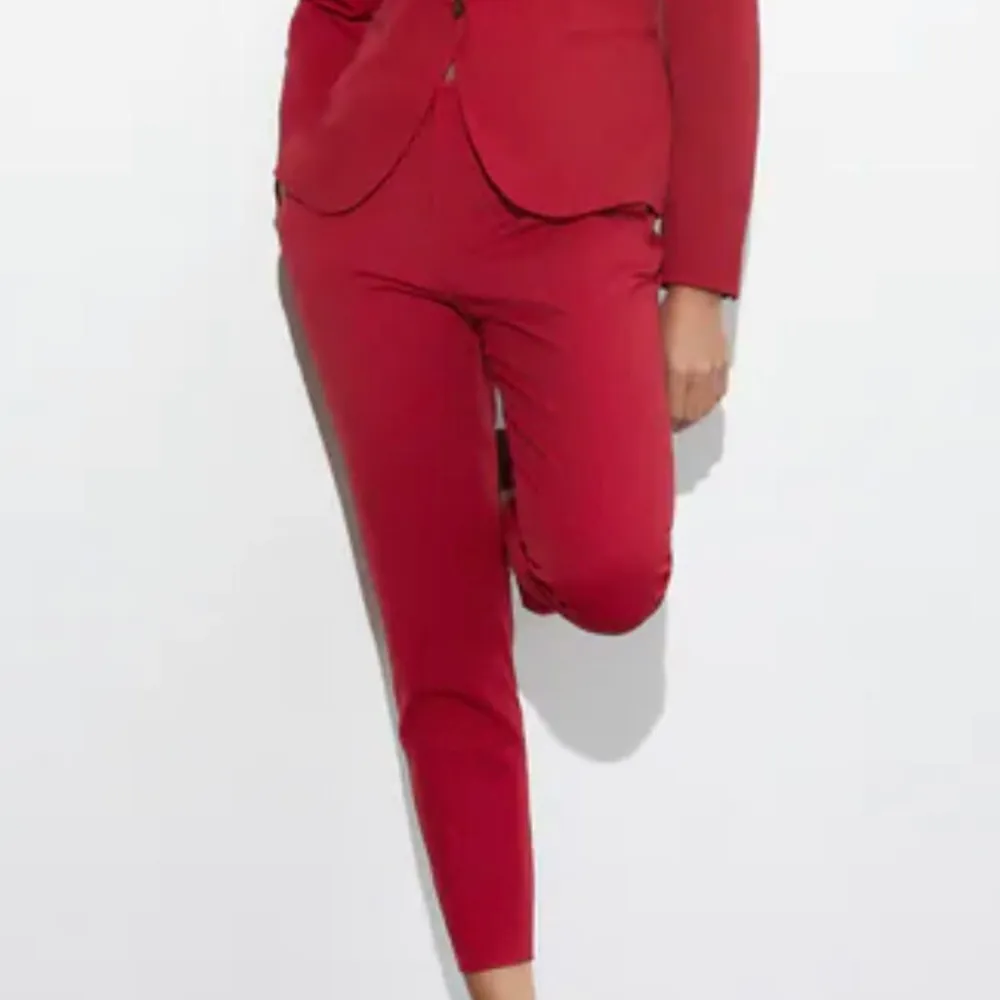 Oanvänd röda kostymbyxa och kavaj från Zara. Det är perfekt fit för storlek 38. Supersnygg! - Om du vill köpa separat —— Kavaj: 200kr Byxor: 100kr. Kostymer.