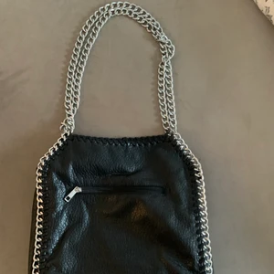 Stella McCartney liknande väska - Super fin väska i gott skick då den inte är använd så mycket. Den är väldigt rymlig och som man kanske inte ser på bilden, en större modell. Skriv privat vid intresse eller om du vill ha fler bilder💕
