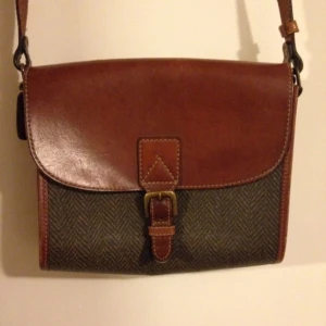  - Vintage boxig axelväska. 