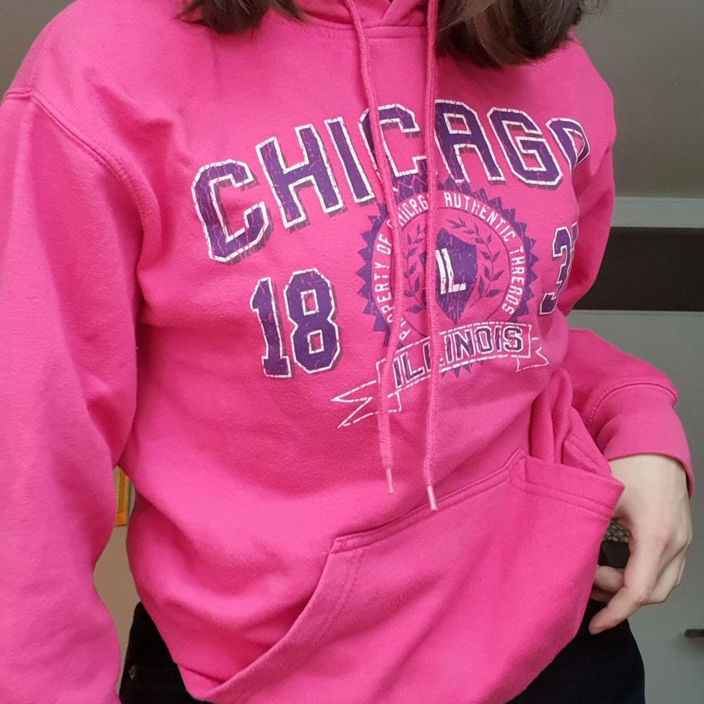 Superfin rosa vintage hoodie!💓 Köpt i USA för flera år sedan, men så fin. Lite y2k vibes😍 Trycket är lite urtvättat, men det får hoodien att se ännu mer vintage ut! Storlek S, men skulle säga att den också passar M eftersom jag är S/M i vanliga falla! Sitter lite oversized på mig, men skulle sitta så fint på någon mindre storlek också!! Kontakta mig vid frågor 💓. Huvtröjor & Träningströjor.