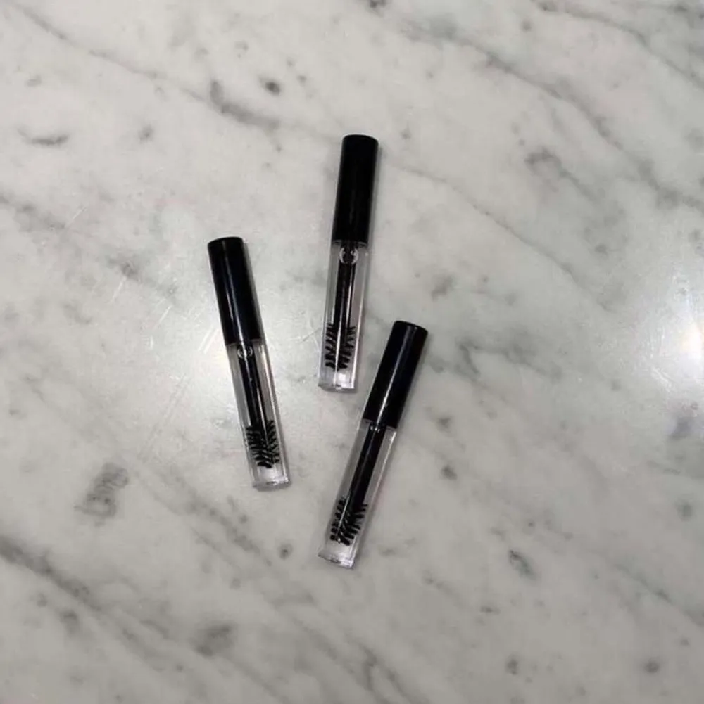 Detta är de svarta förpackningarna som har en ”mascaraborste” som funkar bra att applicera på fransar och bryn☺️ bör ej anvöndas till annat än ögonfransar och bryn, alla resultat är olika. Innehåller: ricinolja, castoroil, kokosolja, extra virgin olivolja.. Muu.