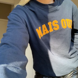 Mörkblå sweatshirt - Mörkblå snygg sweater med gult tryck!! Snygg och relativt tunn så fungerar bra på sommaren när det är lite varmare 💛 Storlek XS, buda i kommentarerna