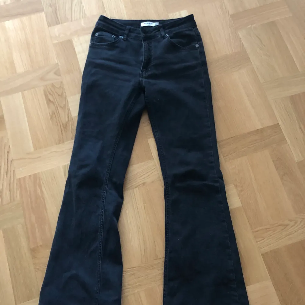 Svarta pull and bear bootcut jeans.  Str 36 medelhög midja   . Jeans & Byxor.