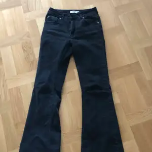 Svarta pull and bear bootcut jeans.  Str 36 medelhög midja   
